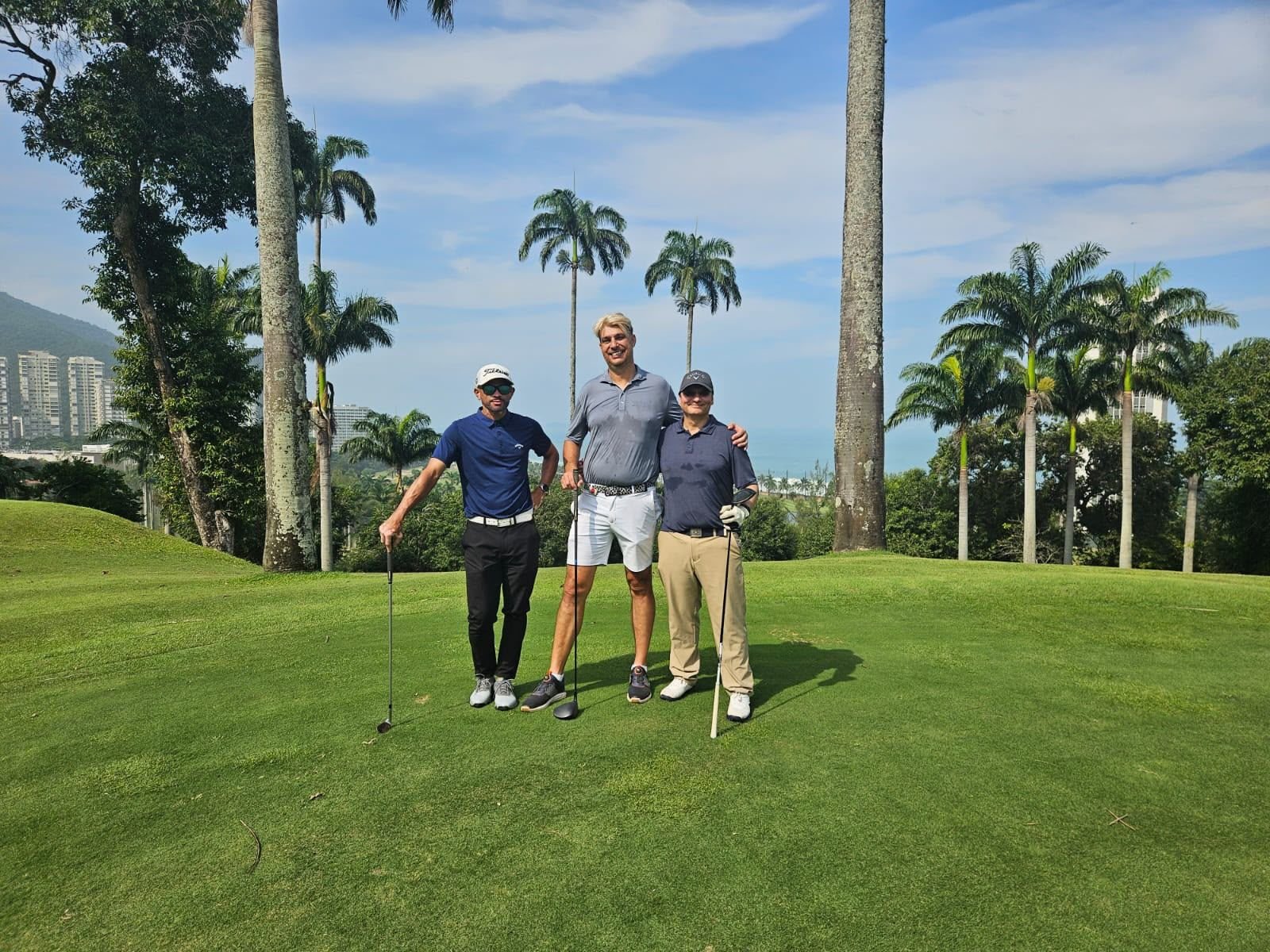 Campo de golfe com atletas do União no gramado